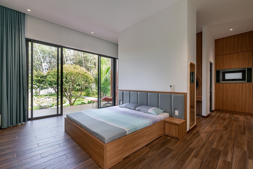 Phòng ngủ sử dụng nội thất tối giản tạo ra không gian thông thoáng giữa căn phòng và thiên nhiên